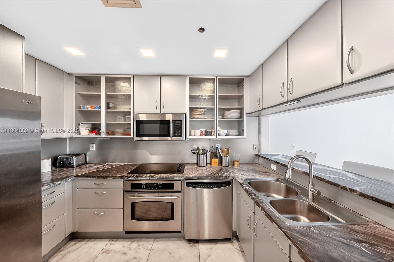 THE BENTLEY BAY CONDO - Residential Lease