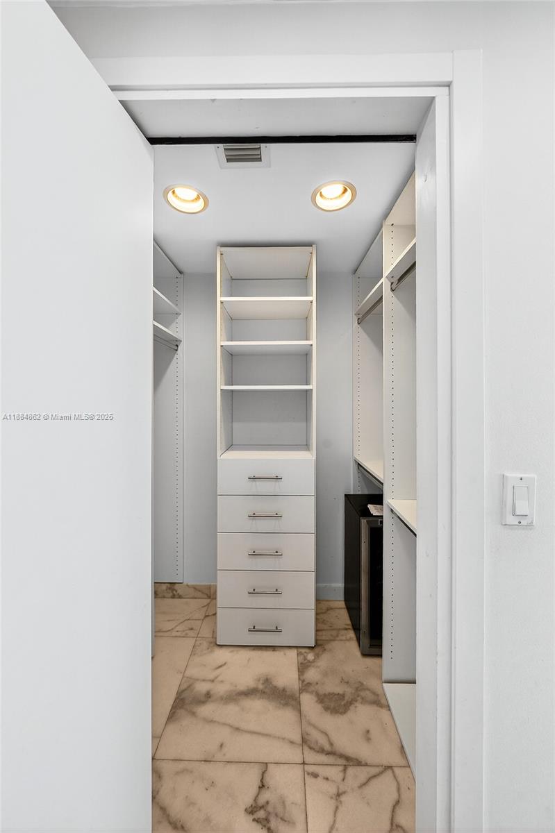 THE BENTLEY BAY CONDO - Residential Lease