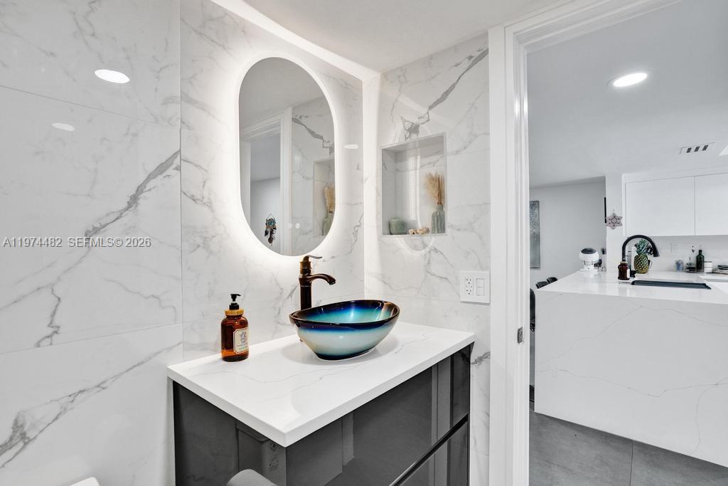 LAKEVIEW TOWNHOUSES CONDO - Residential