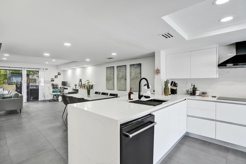 LAKEVIEW TOWNHOUSES CONDO - Residential