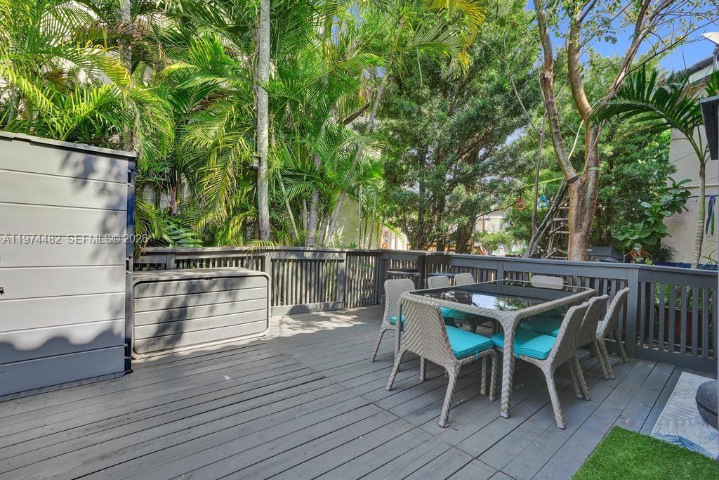 LAKEVIEW TOWNHOUSES CONDO - Residential