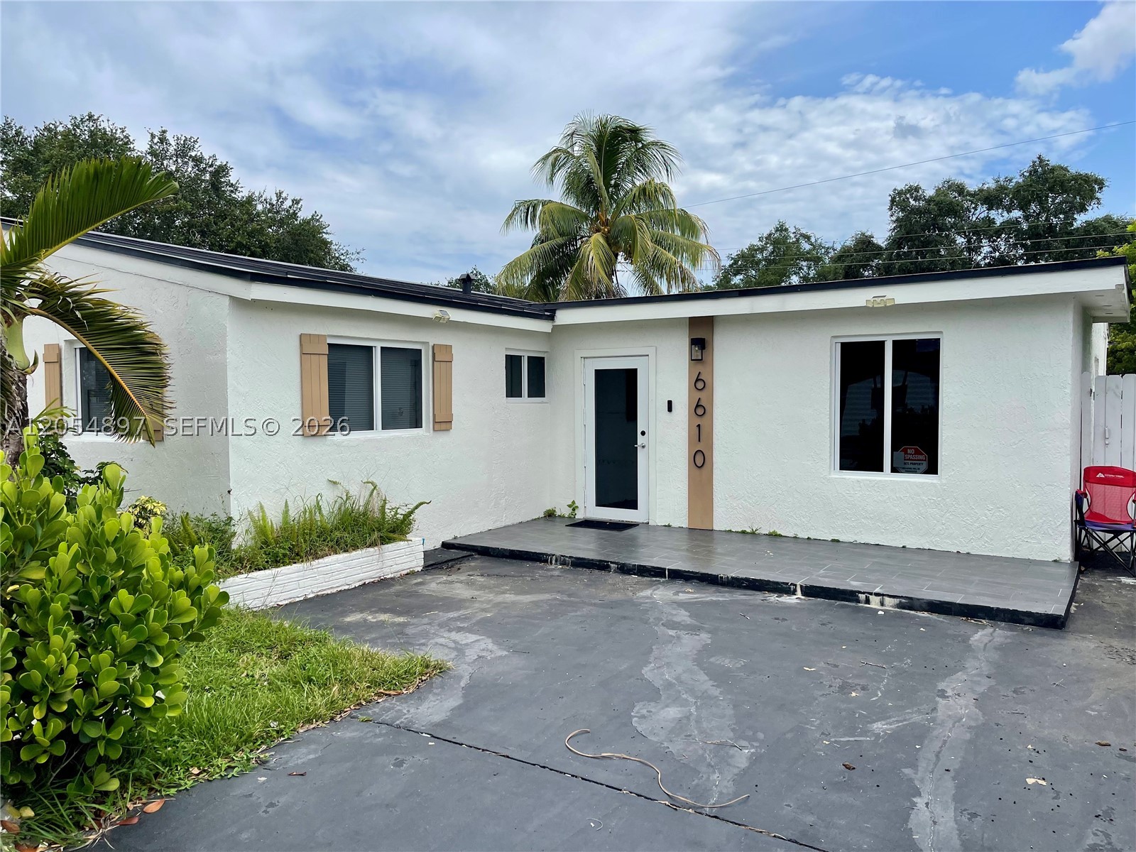 Photo 1 of 13 — 6610 Cody St, Hollywood, FL 33024