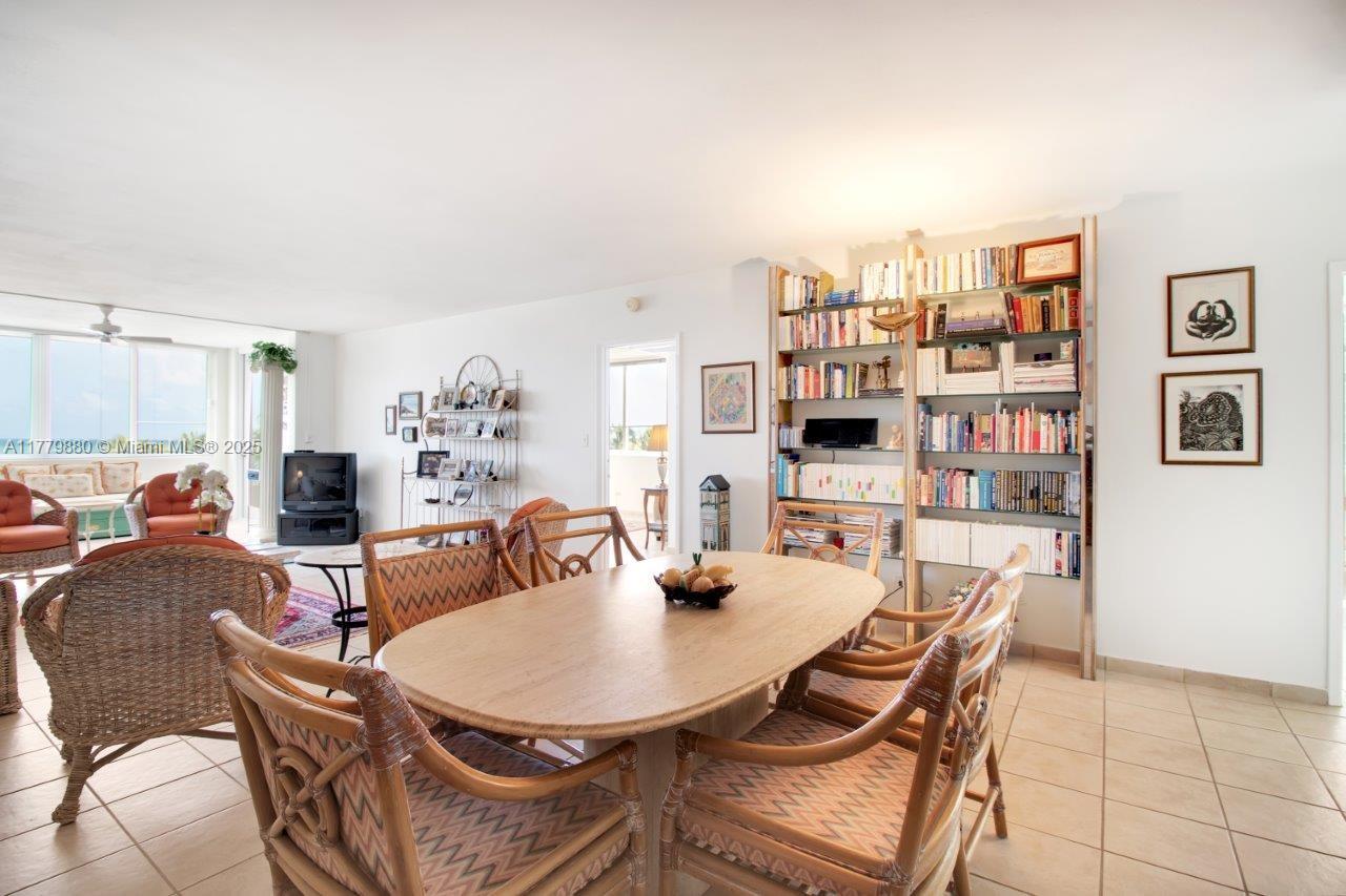5005 Collins Ave 319