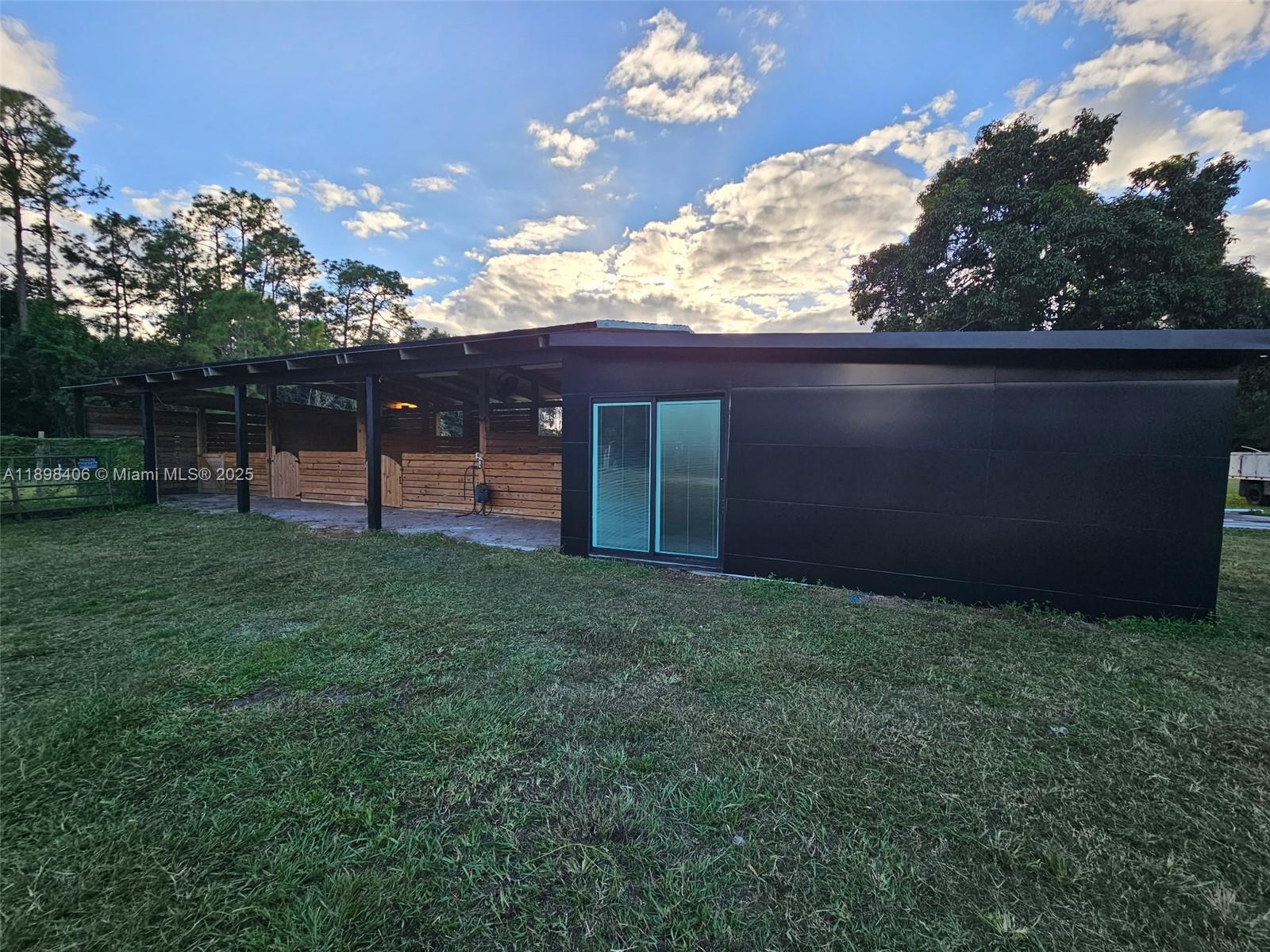 LOXAHATCHEE GROVES - Residential Lease