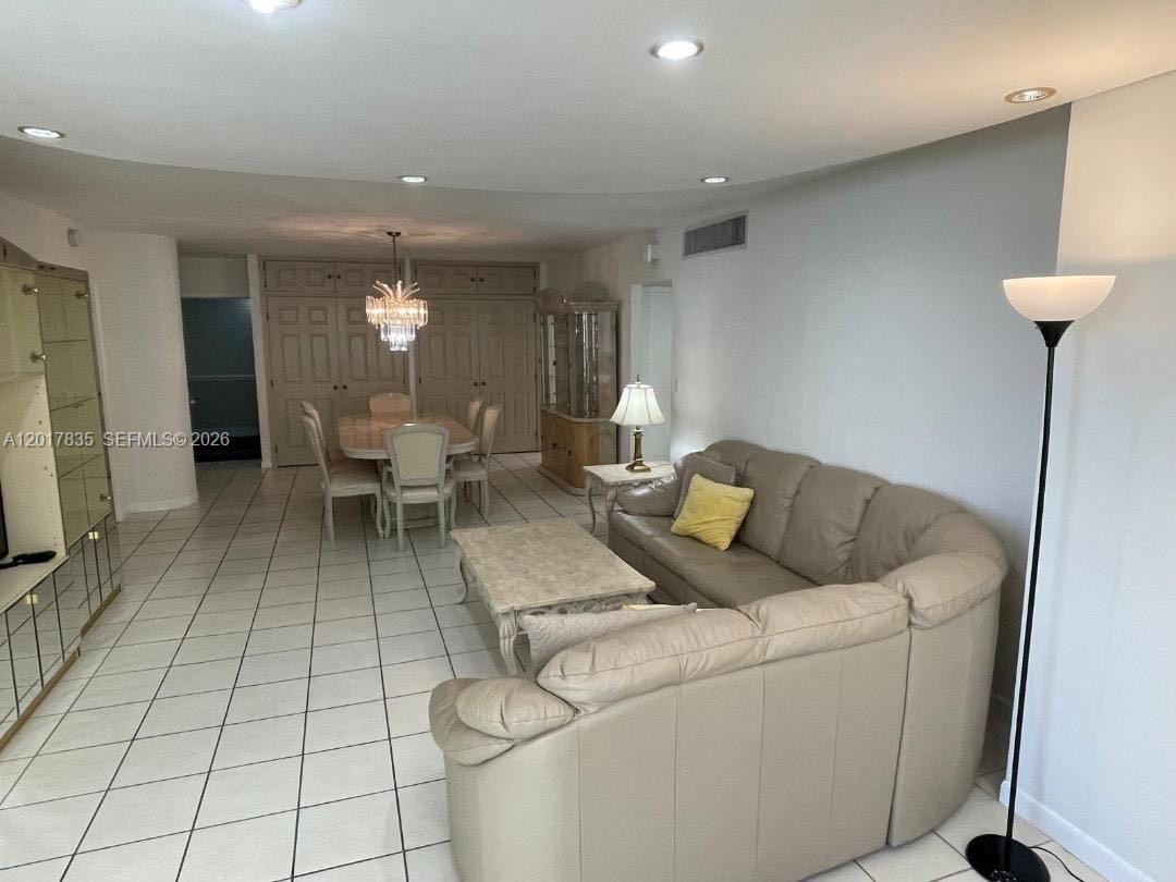 5005 Collins Ave 424