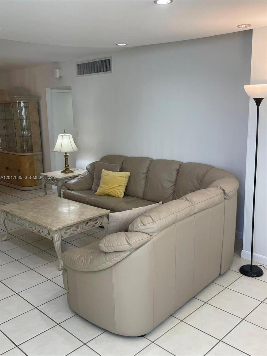 THE CARRIAGE CLUB NORTH C - Residential Lease