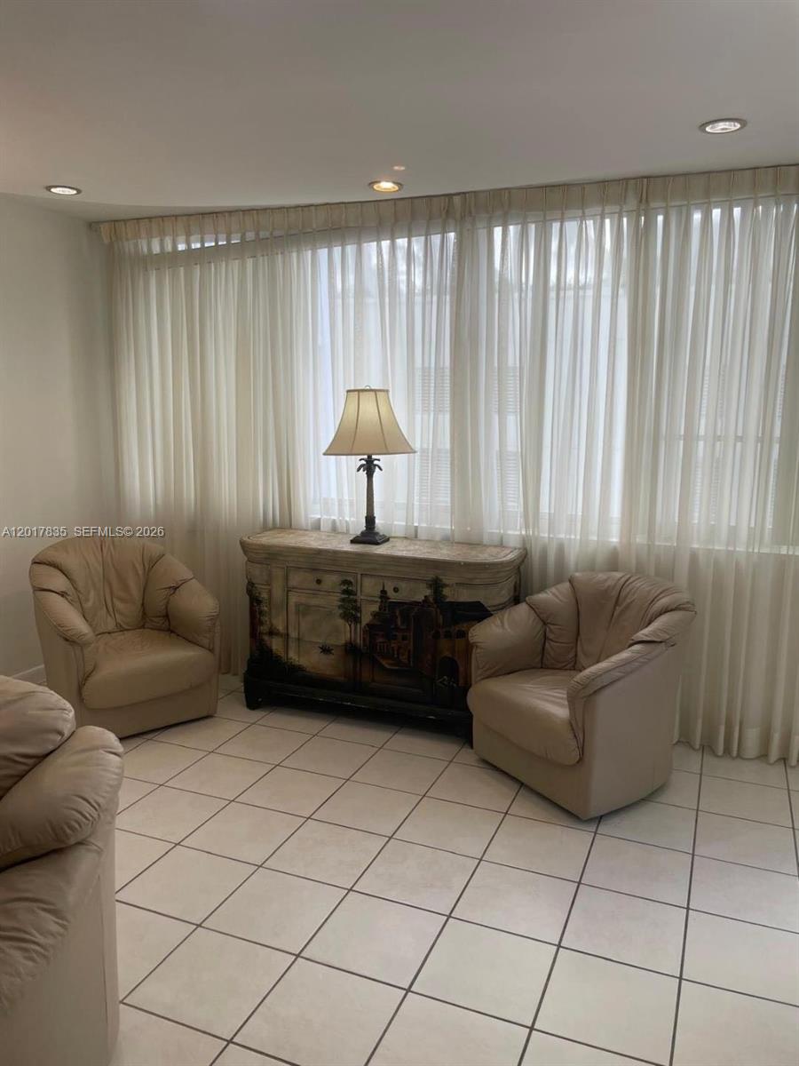 5005 Collins Ave 424