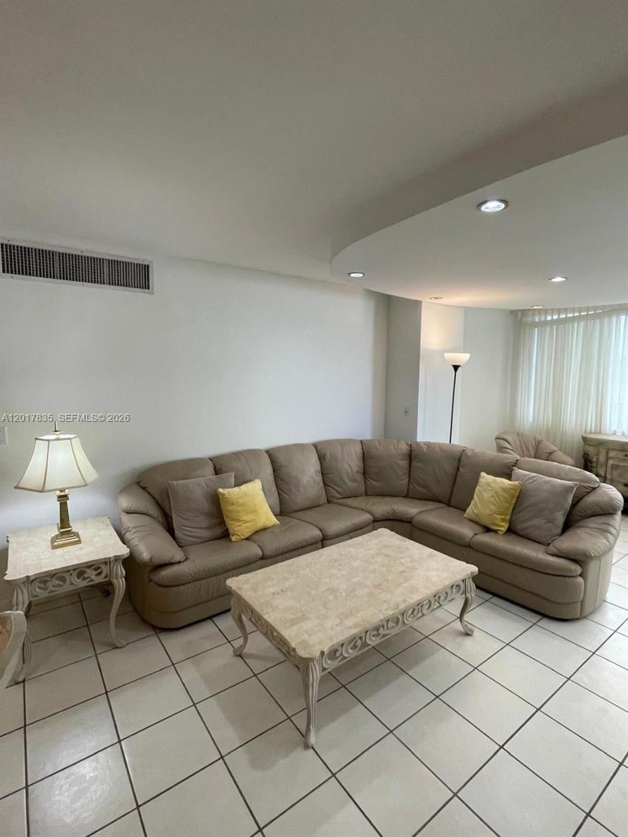 5005 Collins Ave 424