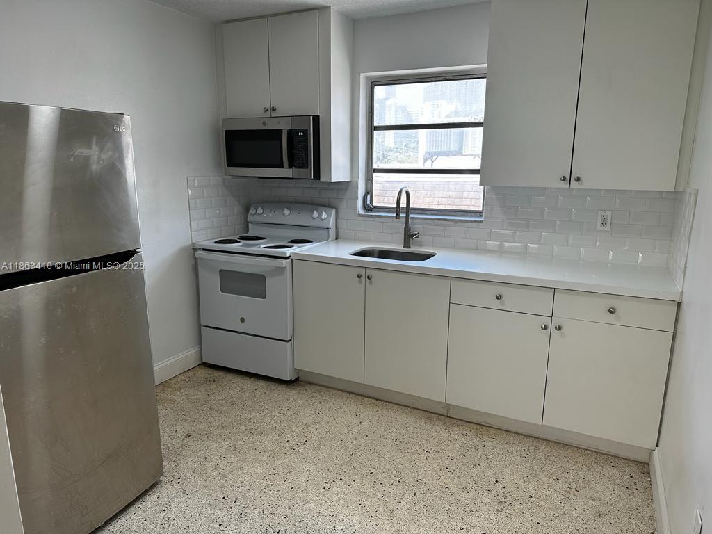 Freshly painted 1 bedroom / 1 bathroom apartment in East Little Havana. Terrazzo floors, quartz countertop and backsplash. Very spacious walk-in closet. Water, sewer and garbage removal included with rent. Laundry facility on site. One assigned parking space. Walking distance to Downtown Miami. Close to supermarkets, shops and restaurants on Calle Ocho.