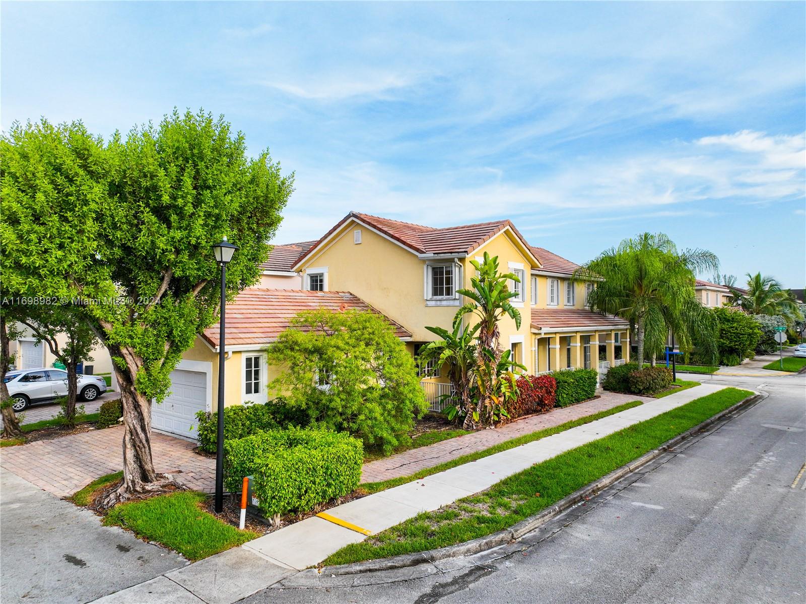 MANDARIN LAKES - Residential