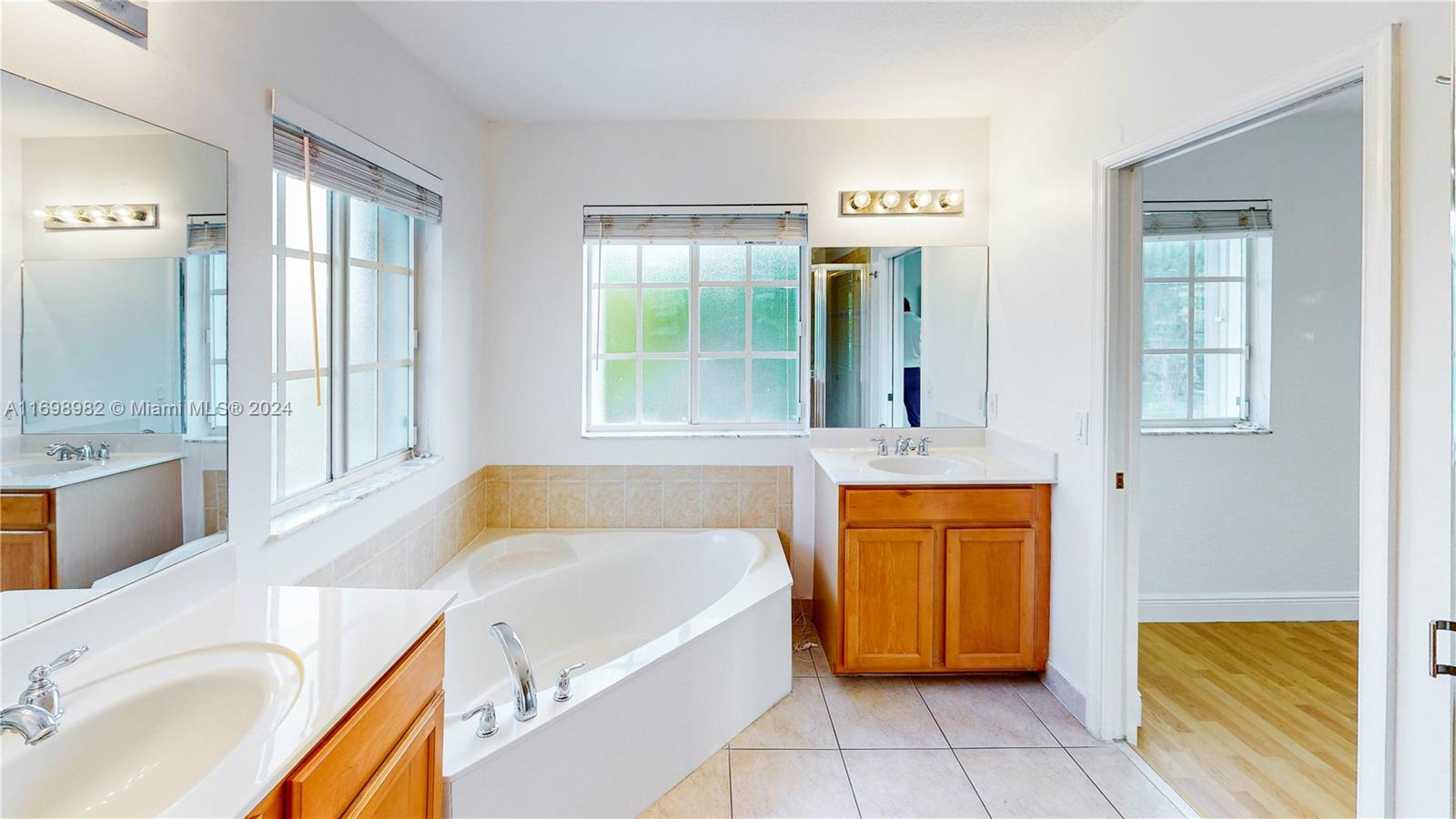 MANDARIN LAKES - Residential