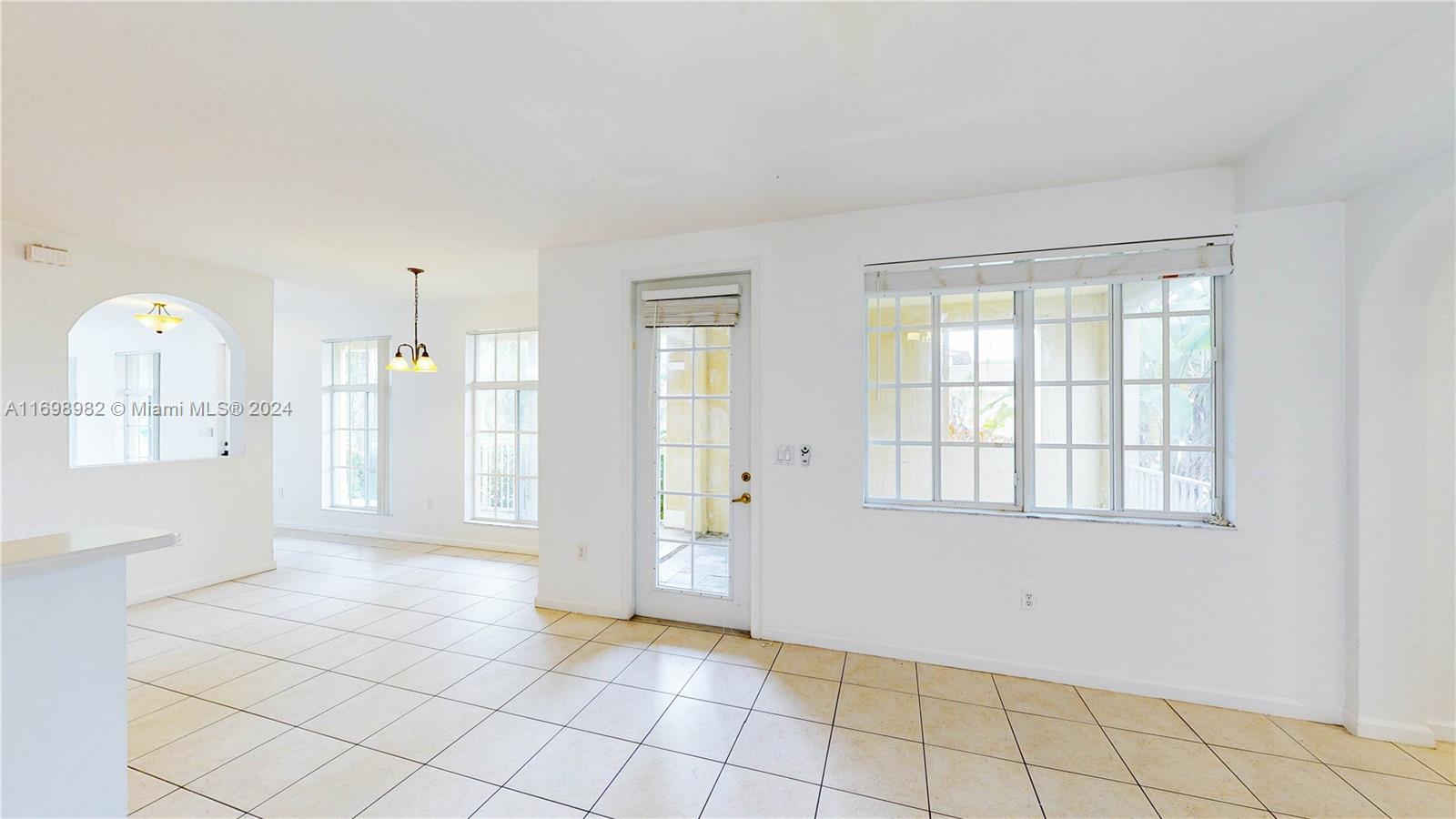 MANDARIN LAKES - Residential