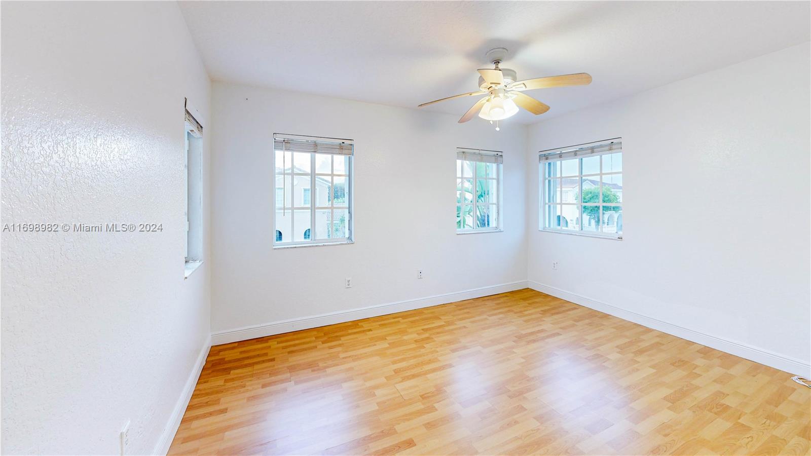 MANDARIN LAKES - Residential
