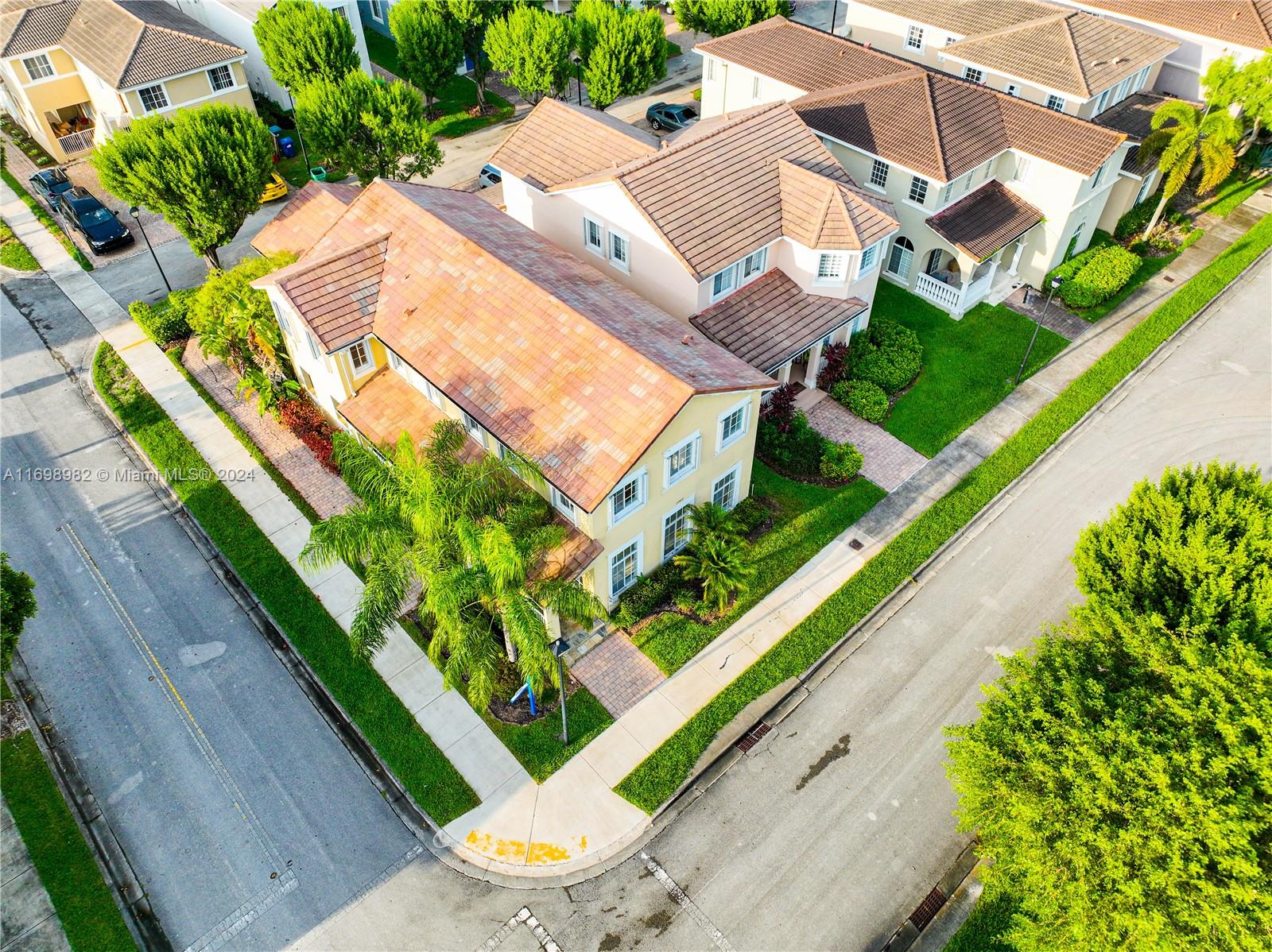 MANDARIN LAKES - Residential