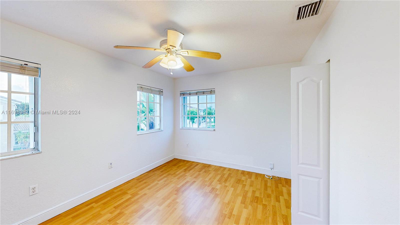 MANDARIN LAKES - Residential
