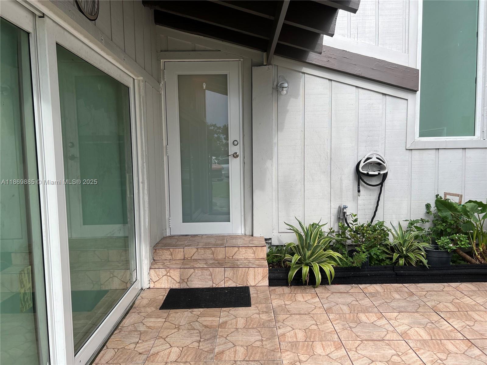 Discover your next home at this beautiful, spacious, and cozy 3-bedroom, 3-bathroom townhome in the desirable Snapper Creek community. This isn't just a place to live, it's a lifestyle.
Imagine weekend fun with family at the tennis courts or the sparkling community pool, or simply enjoying a peaceful stroll through the community's green spaces. Everything you need is minutes away, with easy access to the Turnpike and a variety of local restaurants. Plus, for your peace of mind, the community is both gated and secure. We're also happy to say this townhome is pet-friendly, so your furry friends can enjoy it with you!