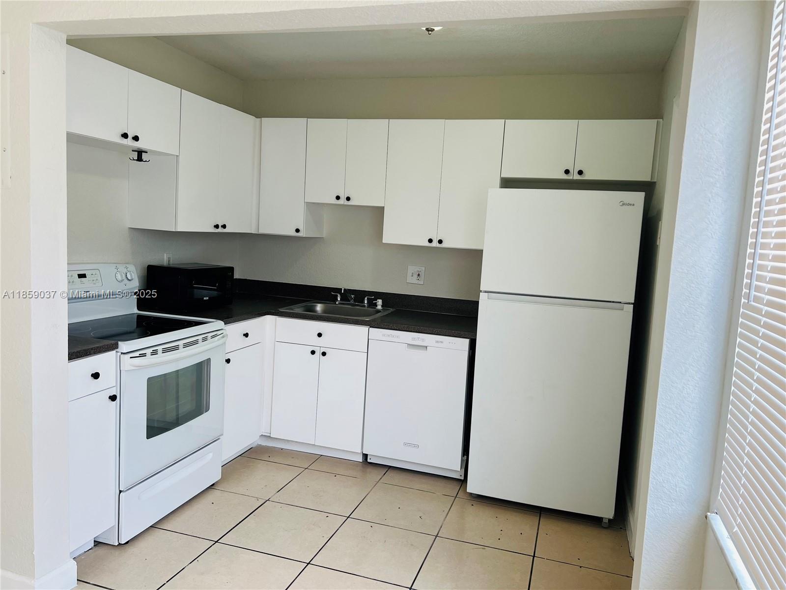 Charming 2-Bedroom, 1.5-Bathroom Townhouse recently updated with a fresh coat of paint. Perfect blend of comfort and style.Washer and Dryer in unit, Patio. Condo Amenities, Pool and Tennis Court.
Easy to Show, Welcome Selling Agents, OK to Advertise