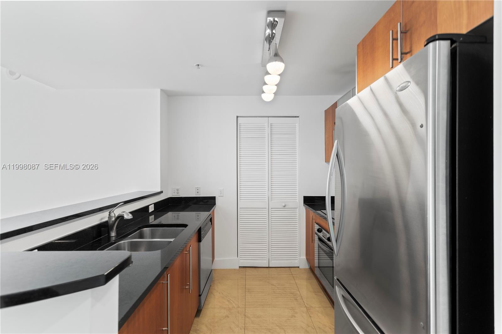 MET 1 CONDO - Residential Lease