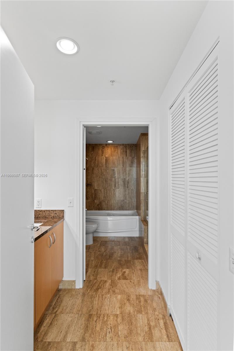 MET 1 CONDO - Residential Lease