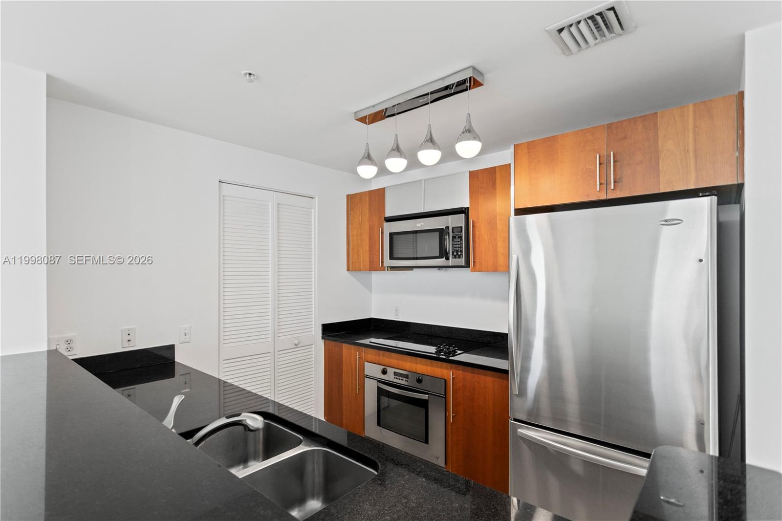 MET 1 CONDO - Residential Lease