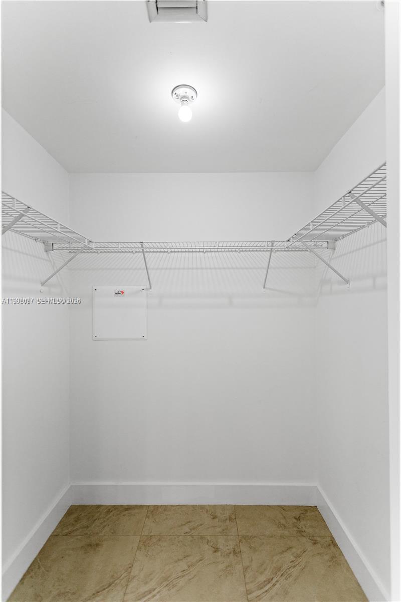 MET 1 CONDO - Residential Lease