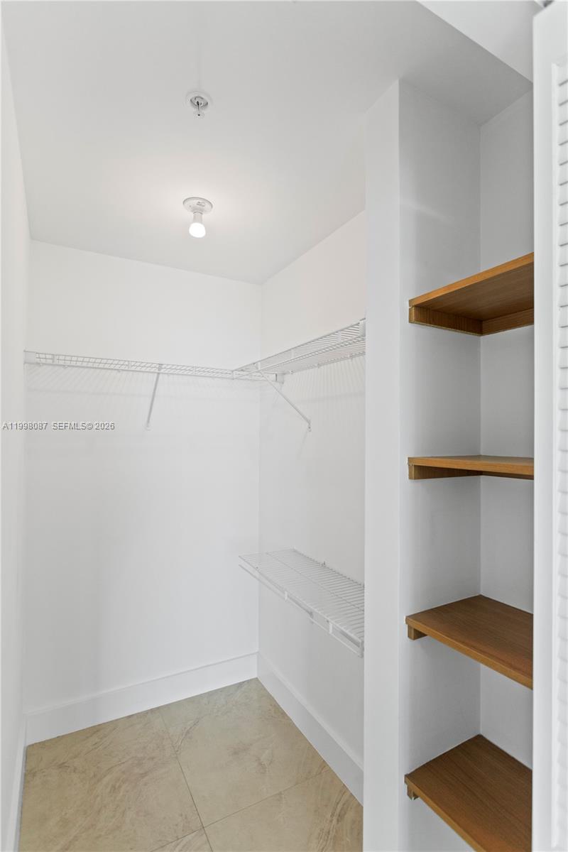 MET 1 CONDO - Residential Lease