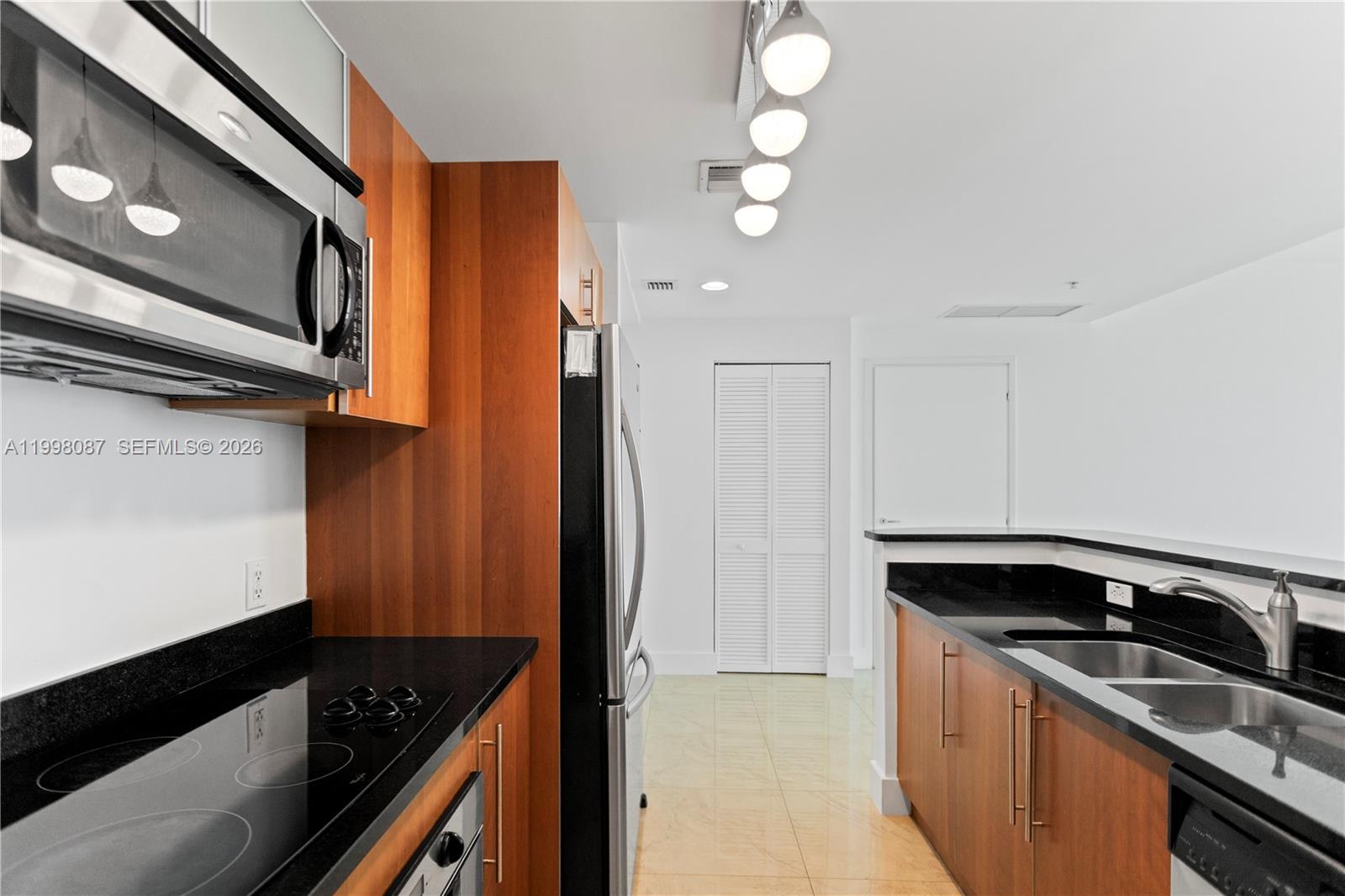 MET 1 CONDO - Residential Lease