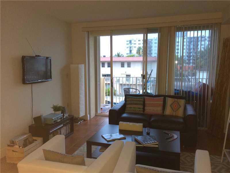 LARGE 1 BED, 1 AND 1/2 BATH IN EASTERN SHORES WITH A CANAL VIEW. STAINLESS APPLIANCES IN KITCHEN, SUPER LOCATION, ON A GREAT STREET. THE UNIT OFFERS LOVELY CANAL VIEWS. LOT'S OF GUEST PARKING! VERY WELL KEPT AND READY TO BE RENTED JULY 1st.