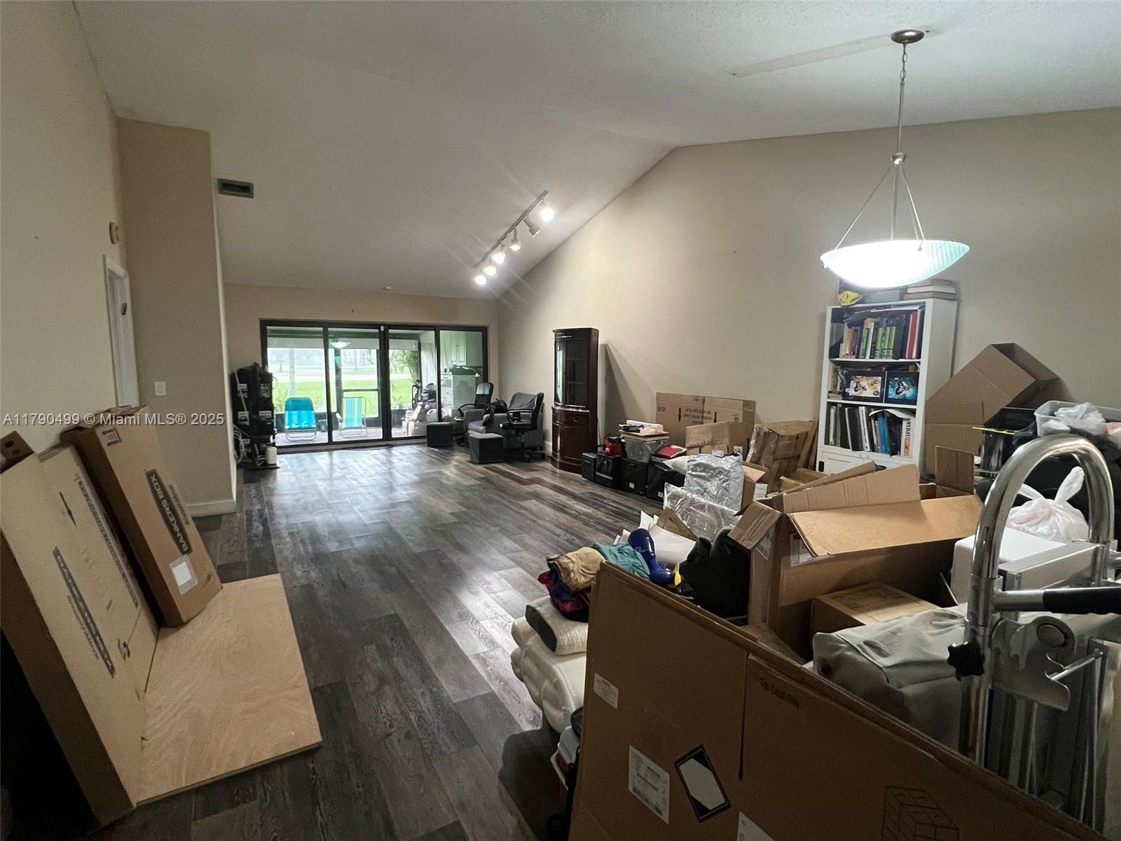 VILLAS AT BONAVENTURE IN - Residential