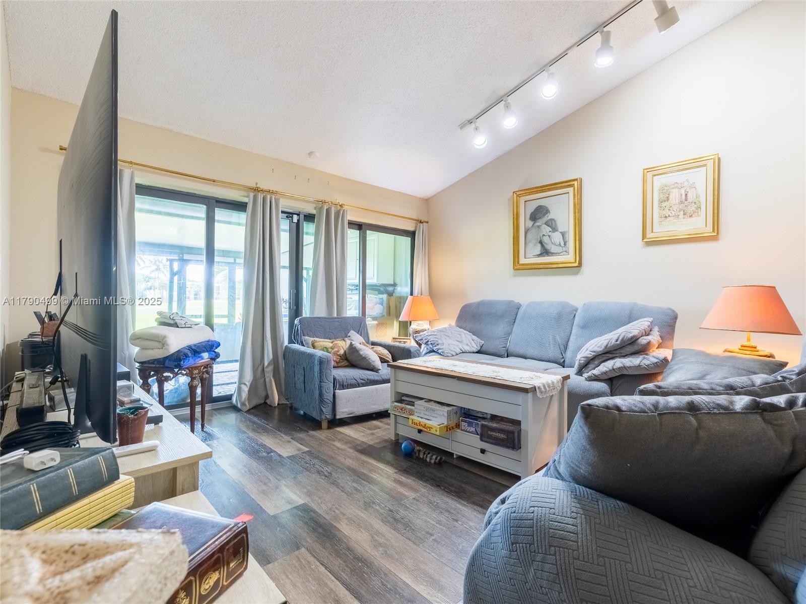 VILLAS AT BONAVENTURE IN - Residential