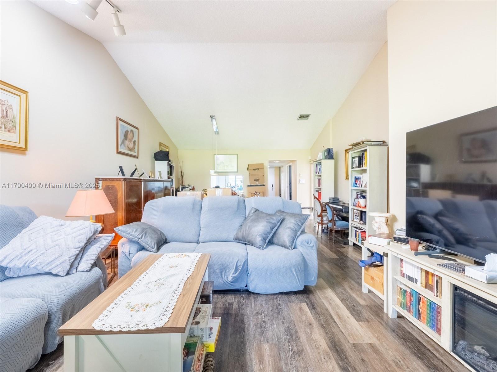 VILLAS AT BONAVENTURE IN - Residential