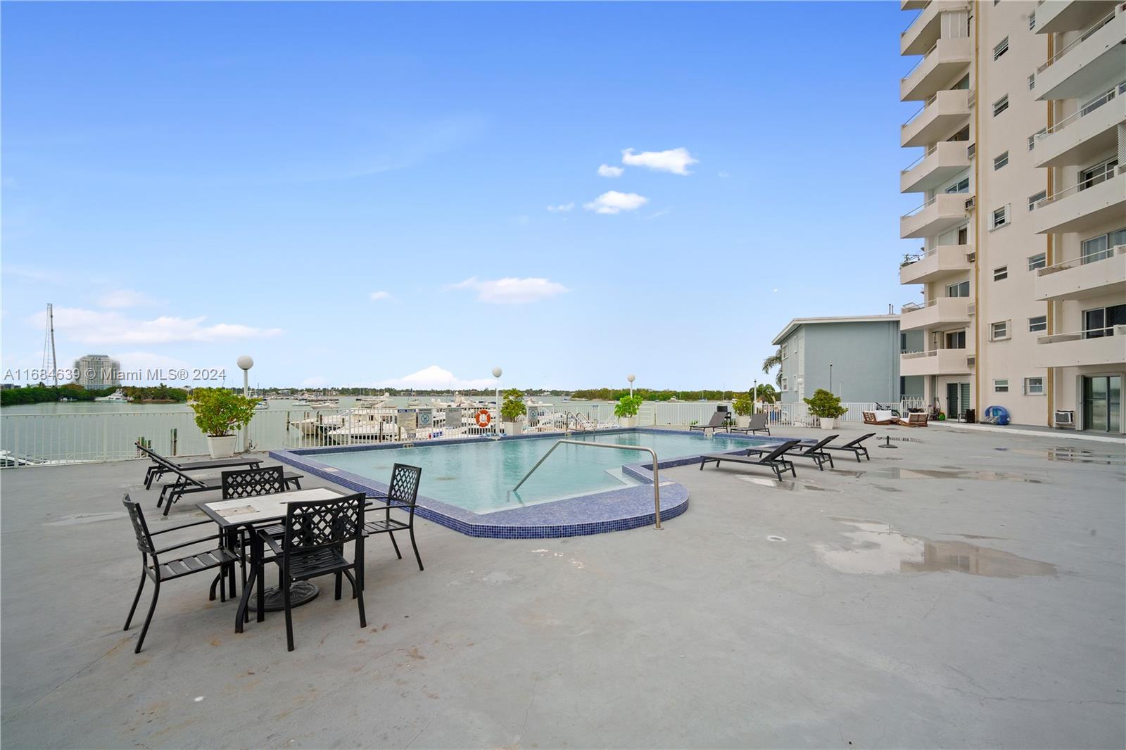 BAYSHORE YACHT & TENNIS C - Residential