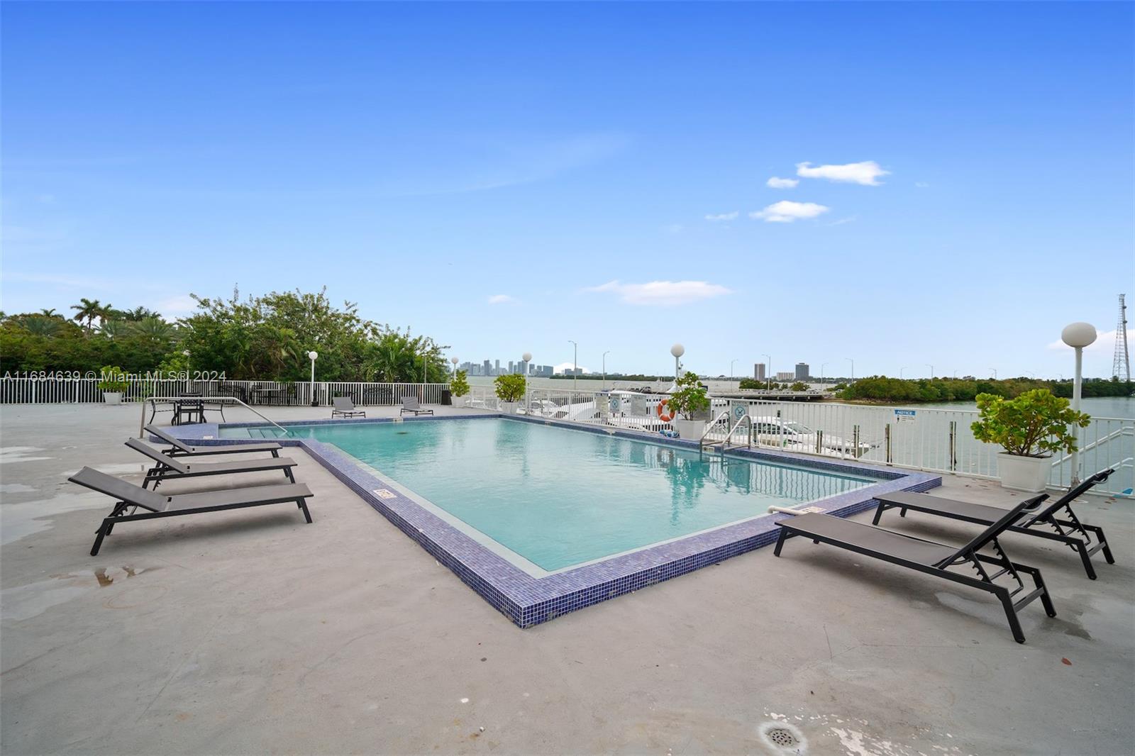 BAYSHORE YACHT & TENNIS C - Residential