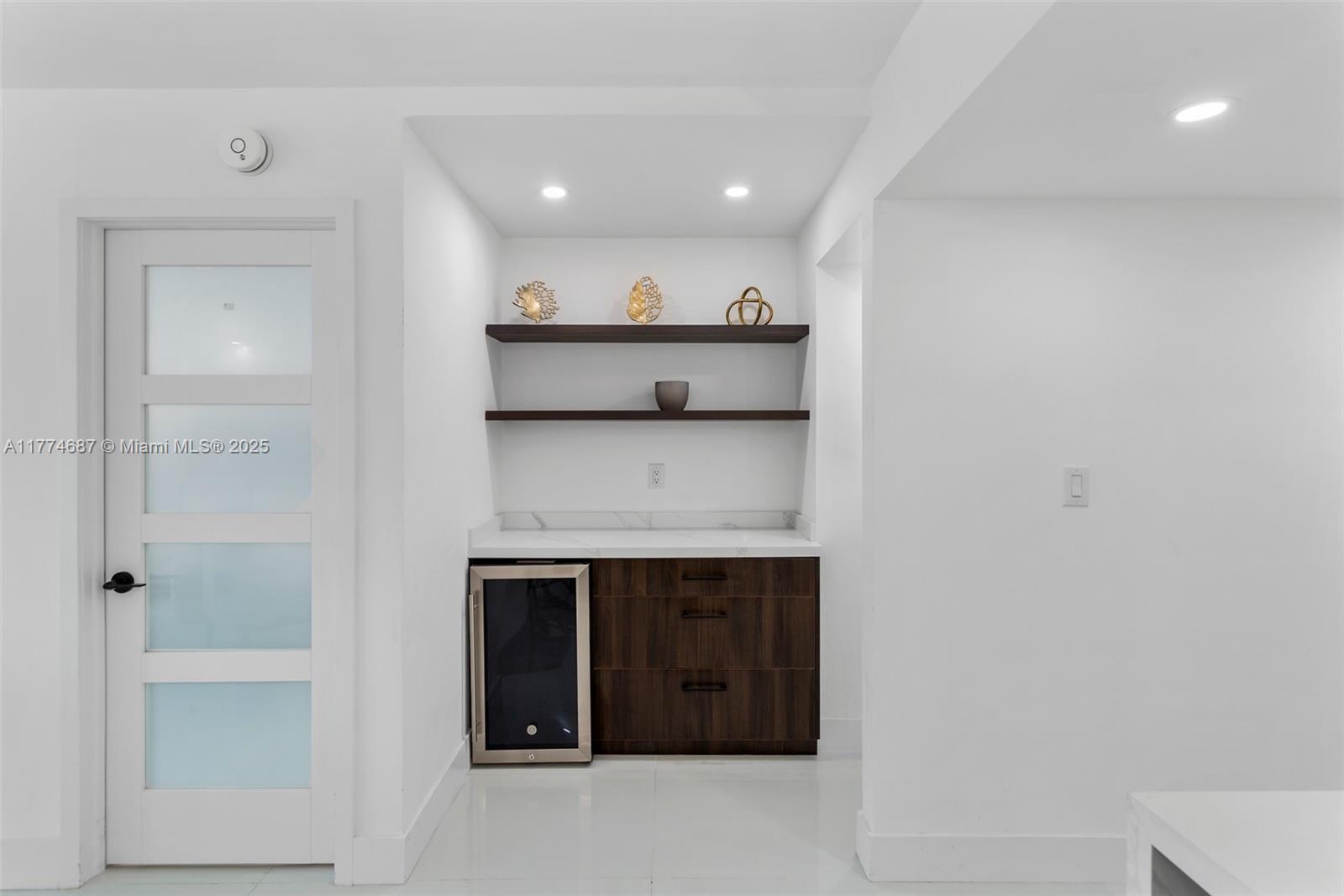 ARLEN BEACH CONDO - Residential