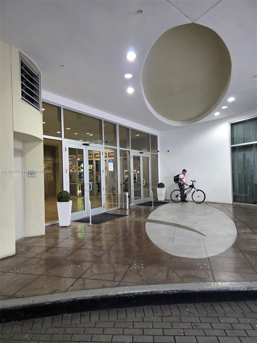 1750 N Bayshore Dr 1120