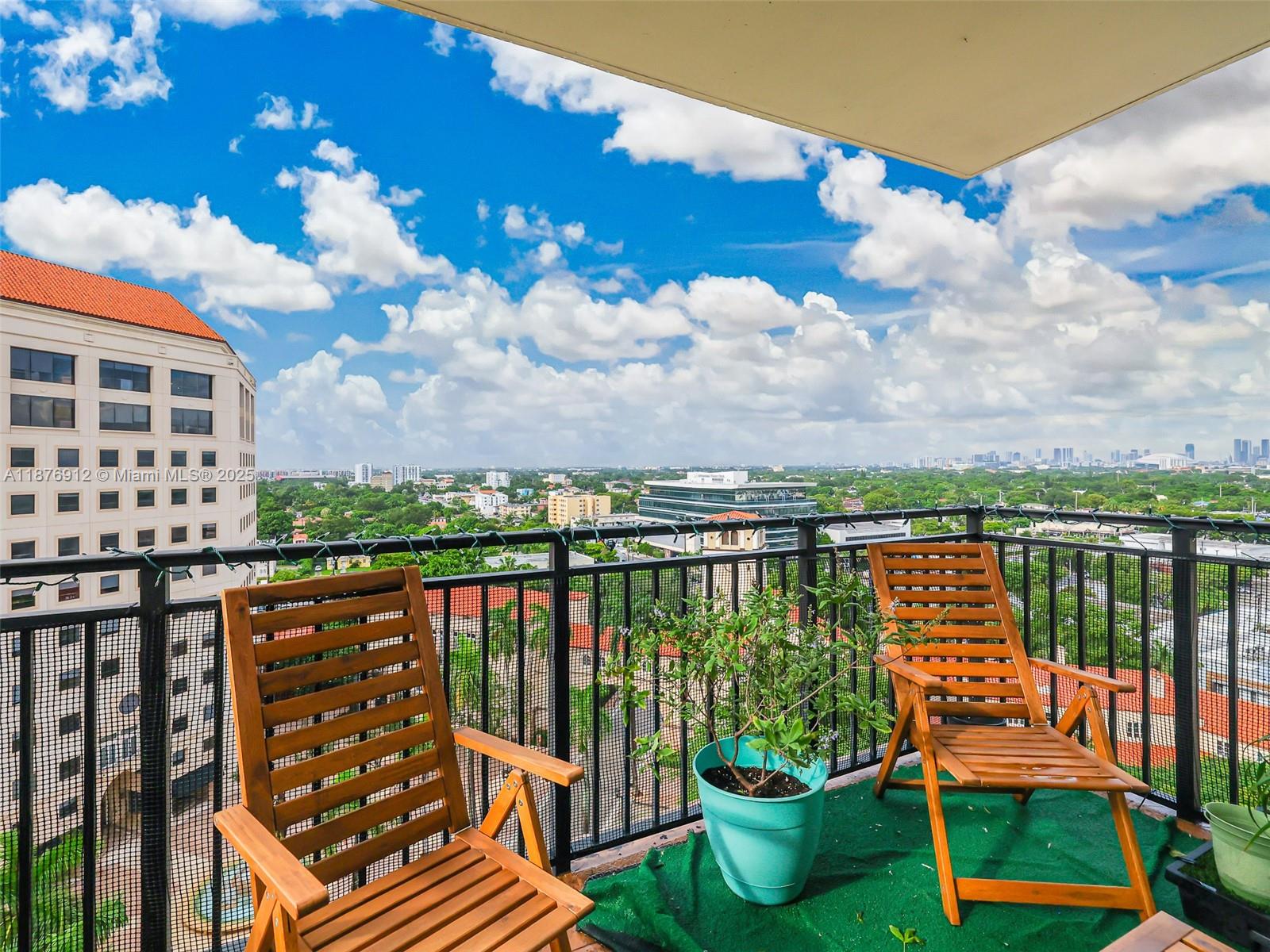 PUERTA DE PALMAS CONDO - Residential