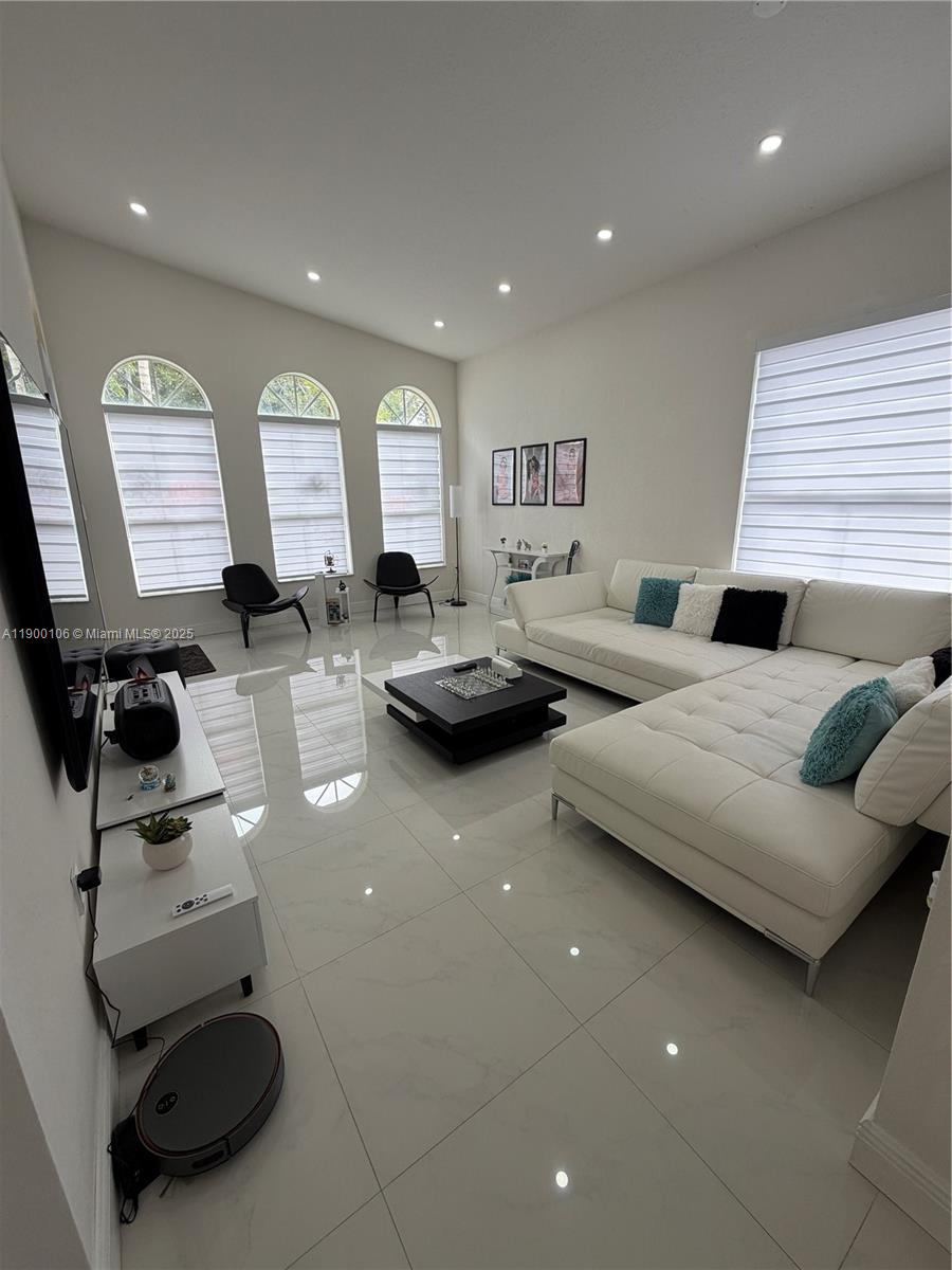 POD 3 AT MONARCH LAKES - Residential Lease