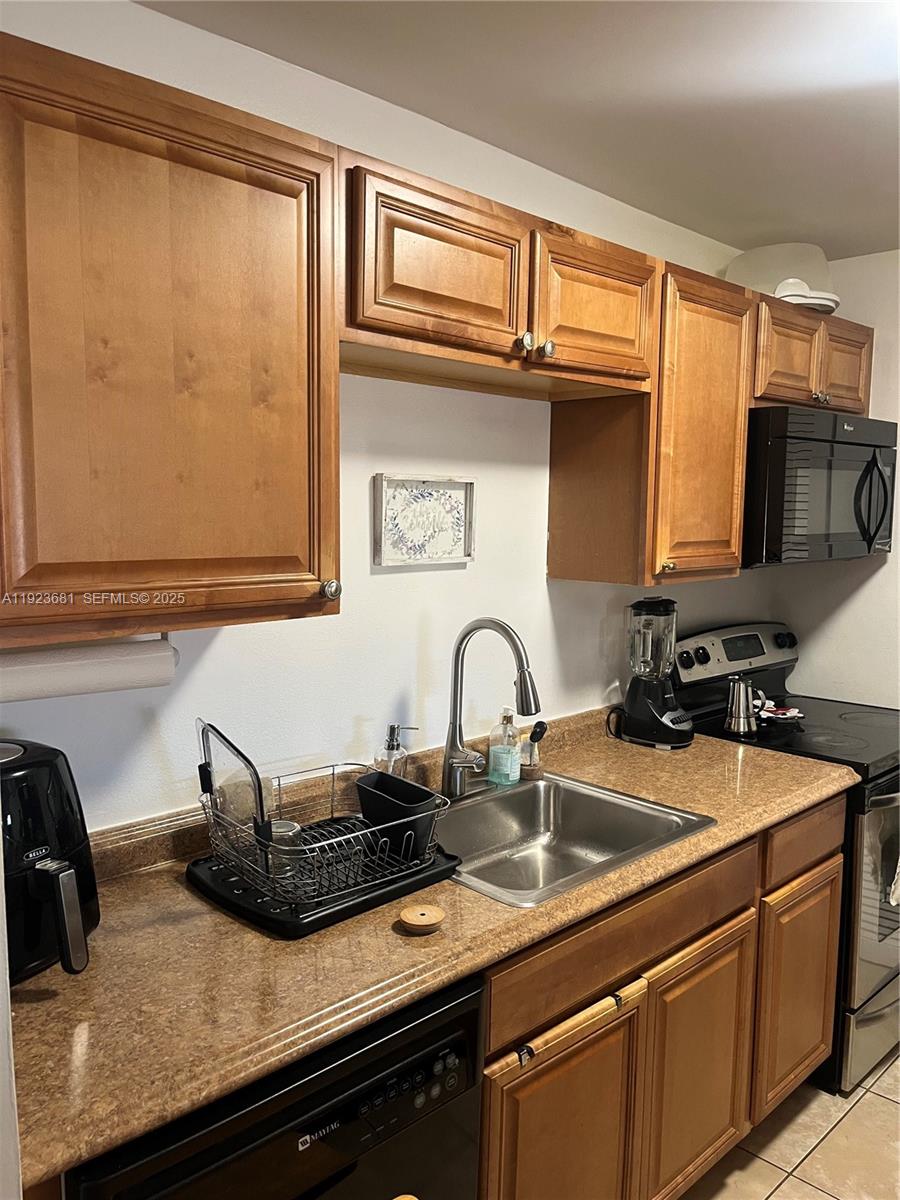 BUILDING SIX OF RACQUET C - Residential Lease