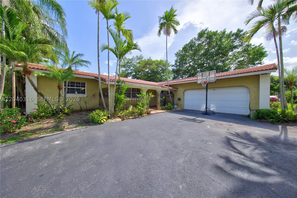 Photo of 5300 Fillmore St, Hollywood, FL 33021 (MLS # A12040316)