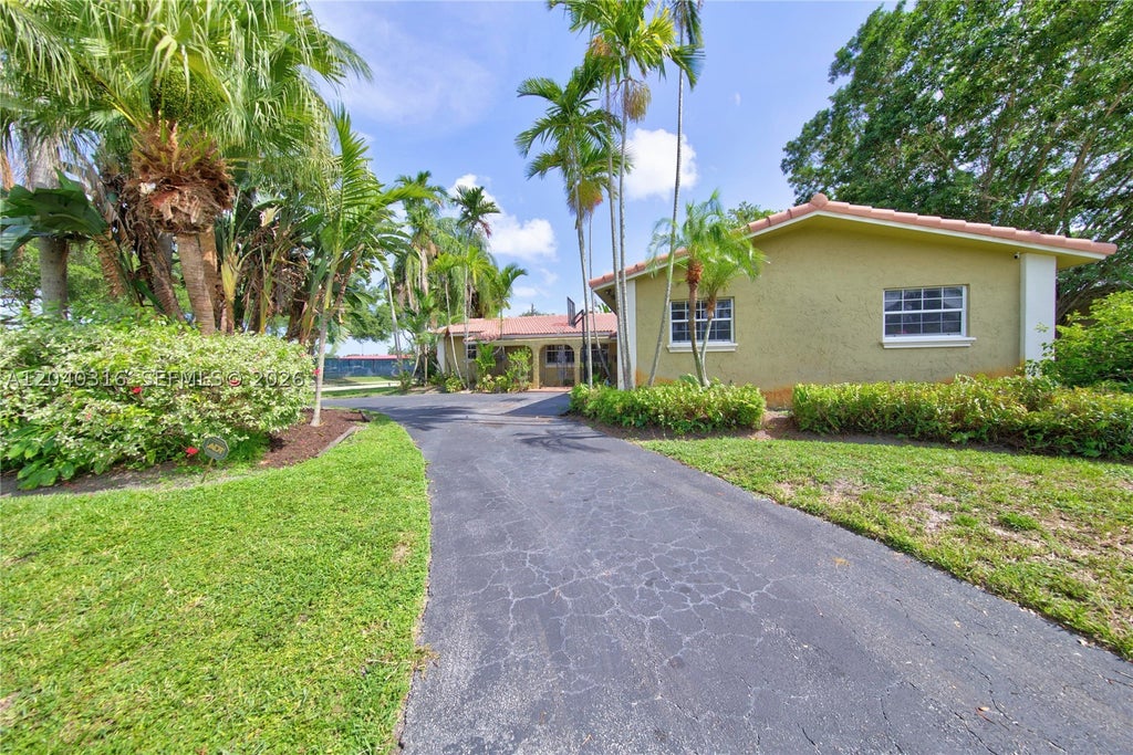 Photo of 5300 Fillmore St, Hollywood, FL 33021 (MLS # A12040316)