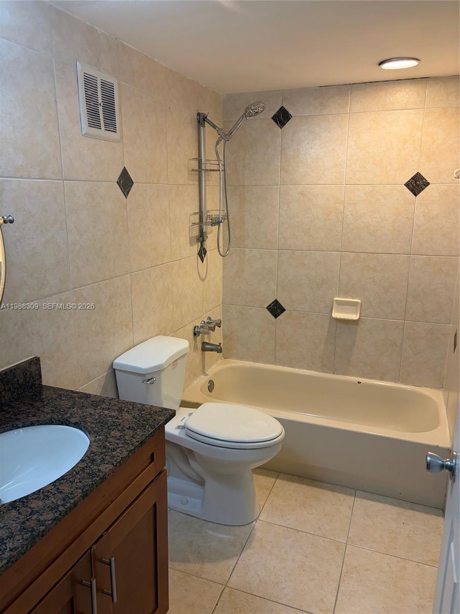 PALM VILLAGE CLUB CONDO - Residential Lease