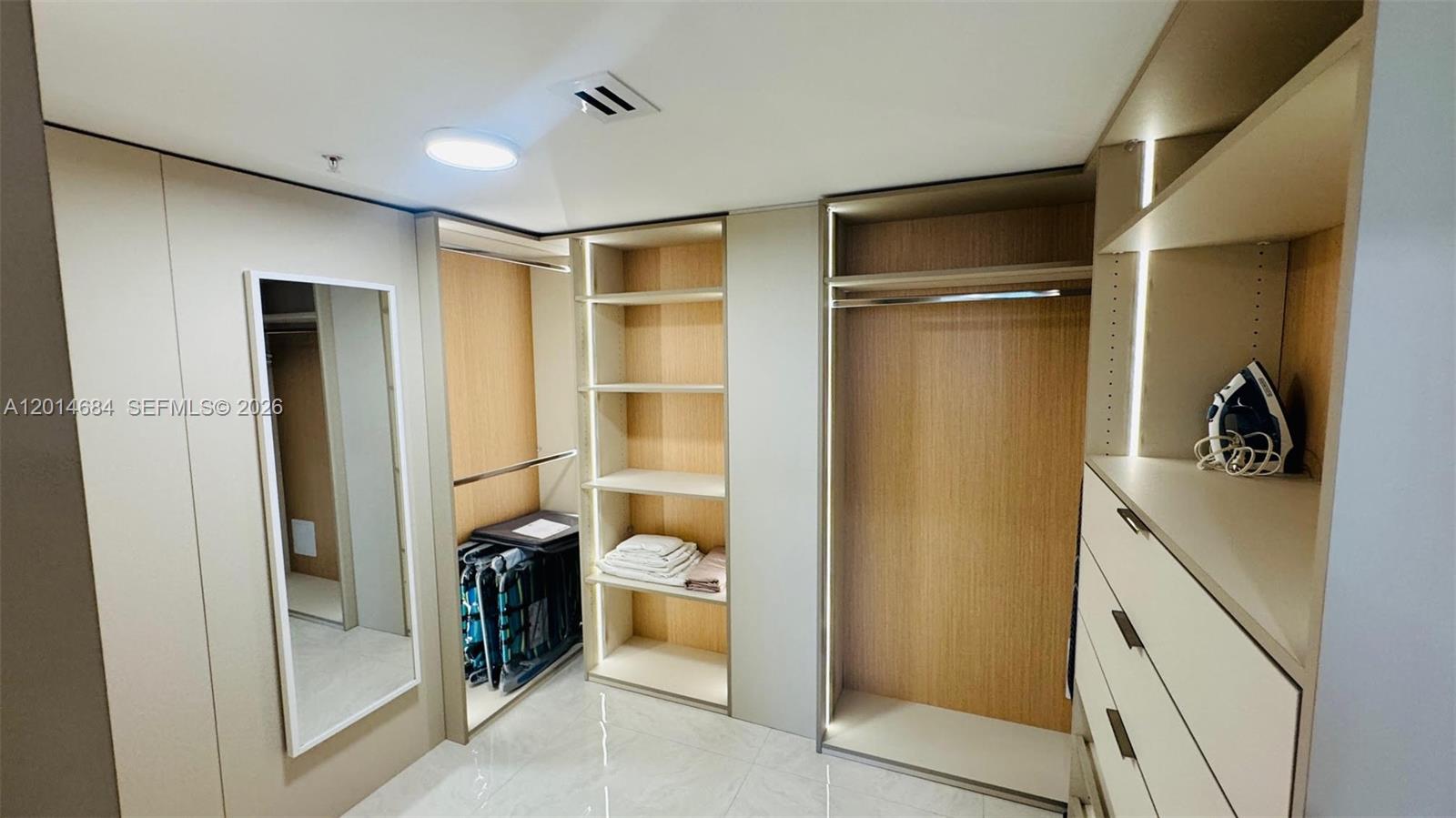 WINSTON TOWERS 600 CONDO - Residential
