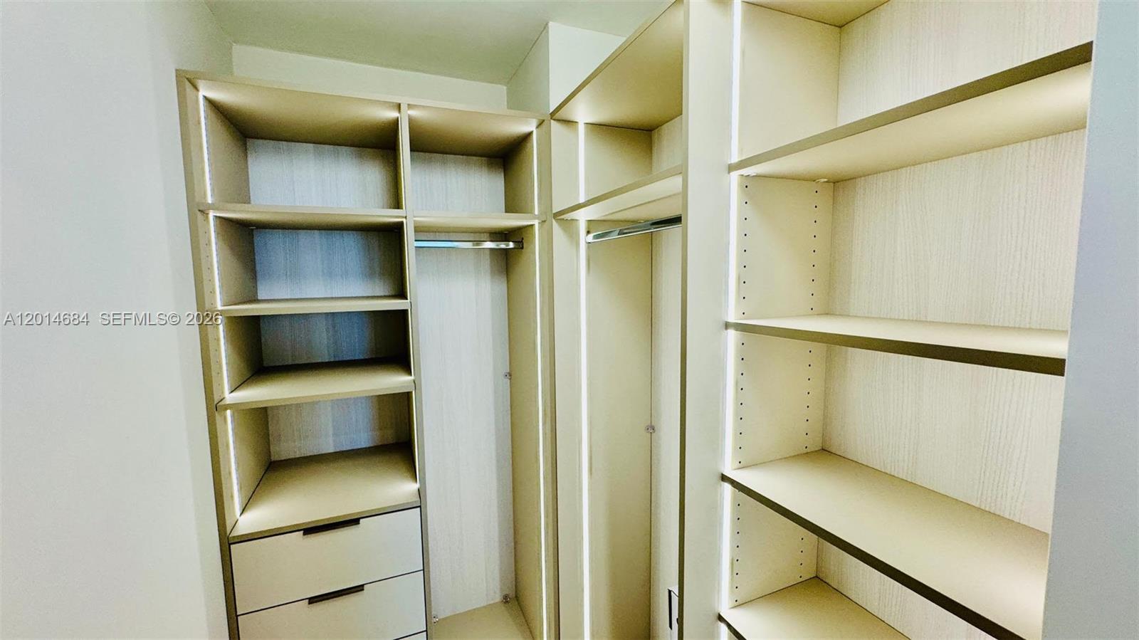 WINSTON TOWERS 600 CONDO - Residential