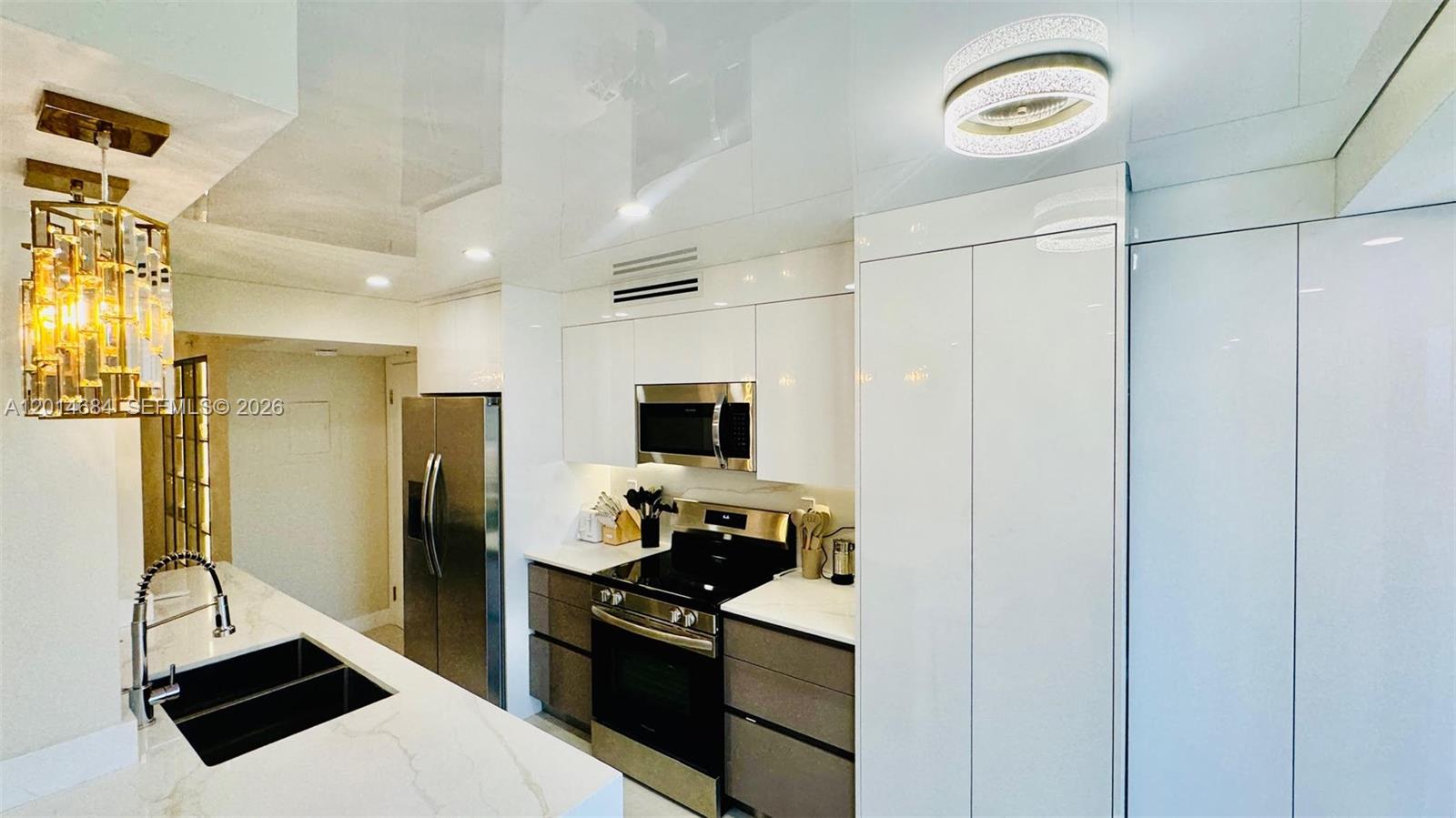 WINSTON TOWERS 600 CONDO - Residential