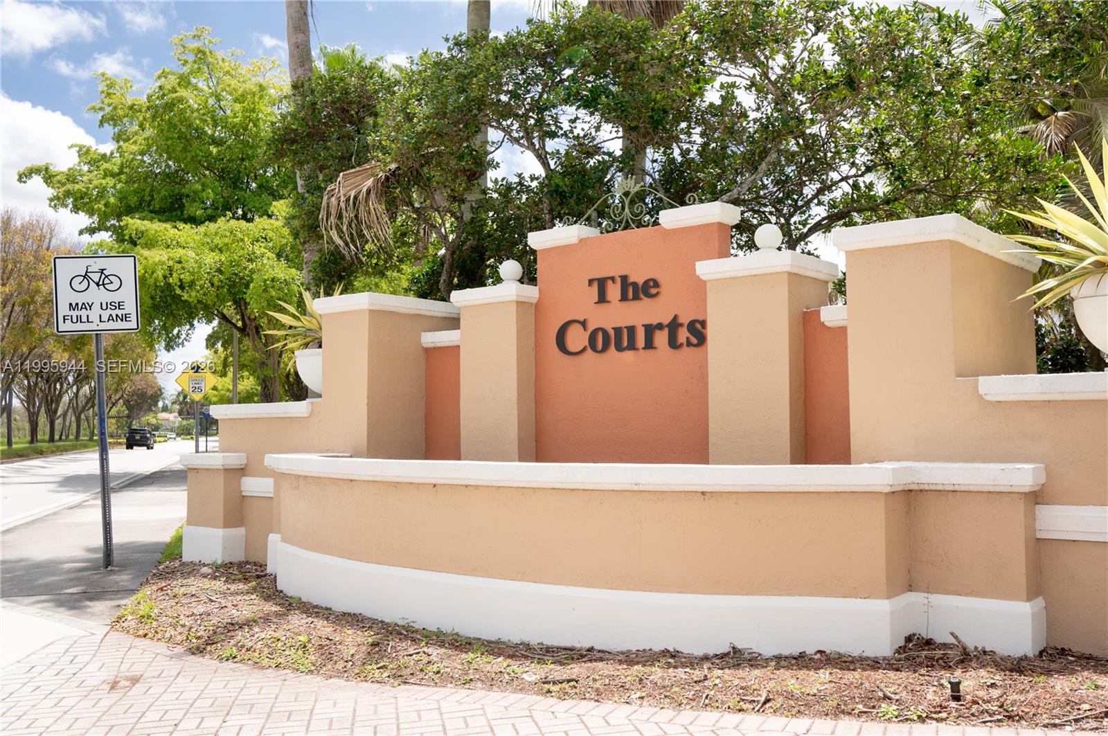 THE COURTS AT DORAL ISLES - Residential