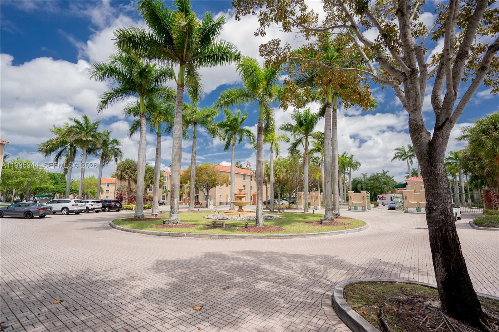 THE COURTS AT DORAL ISLES - Residential