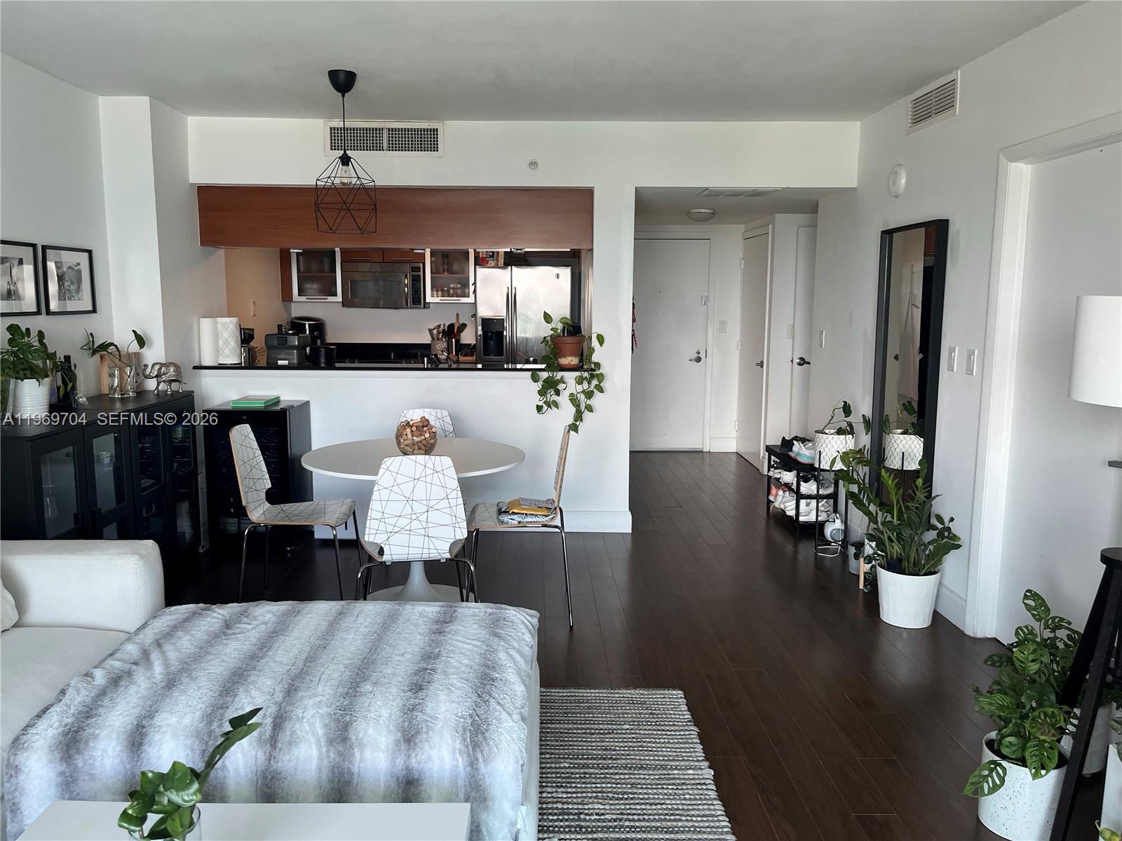 1800 CLUB CONDO - Residential Lease