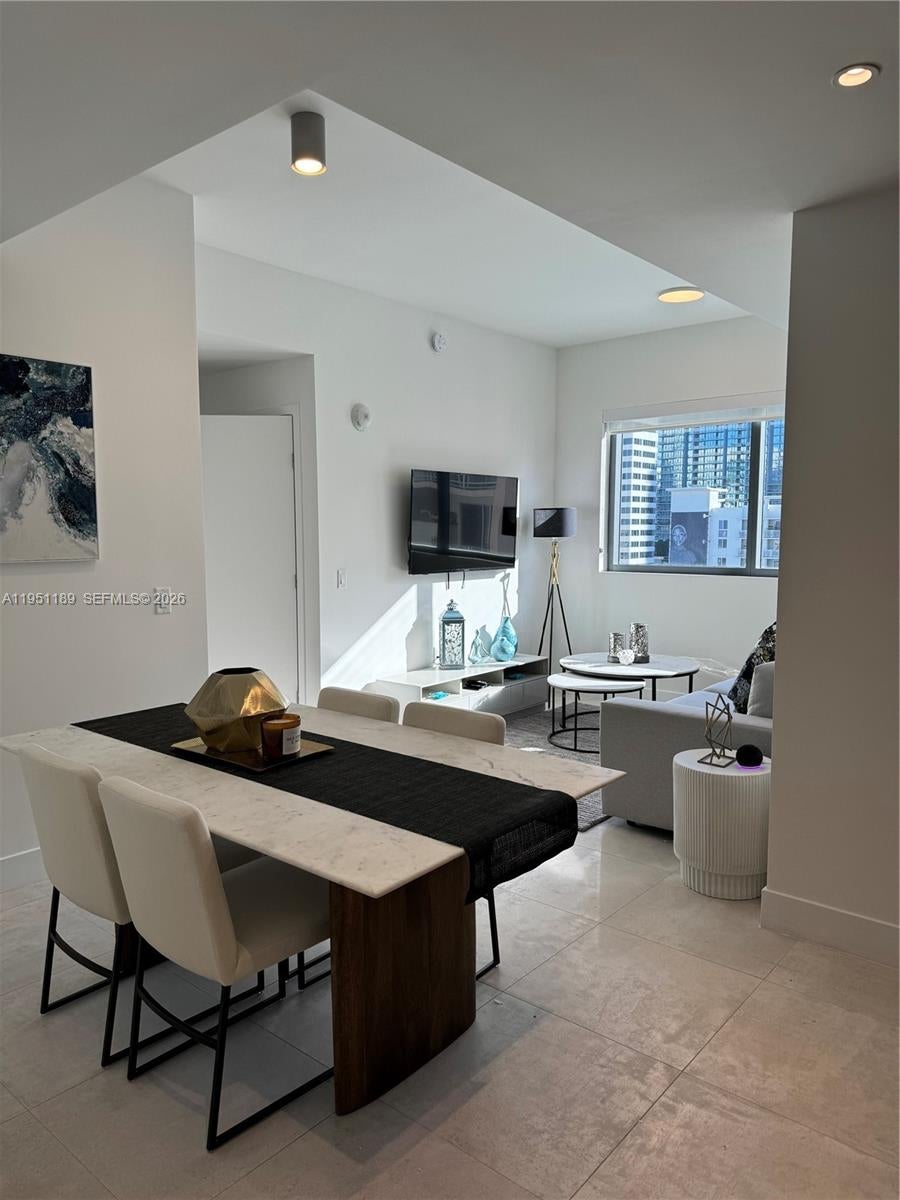 239 SW 9th St 1405