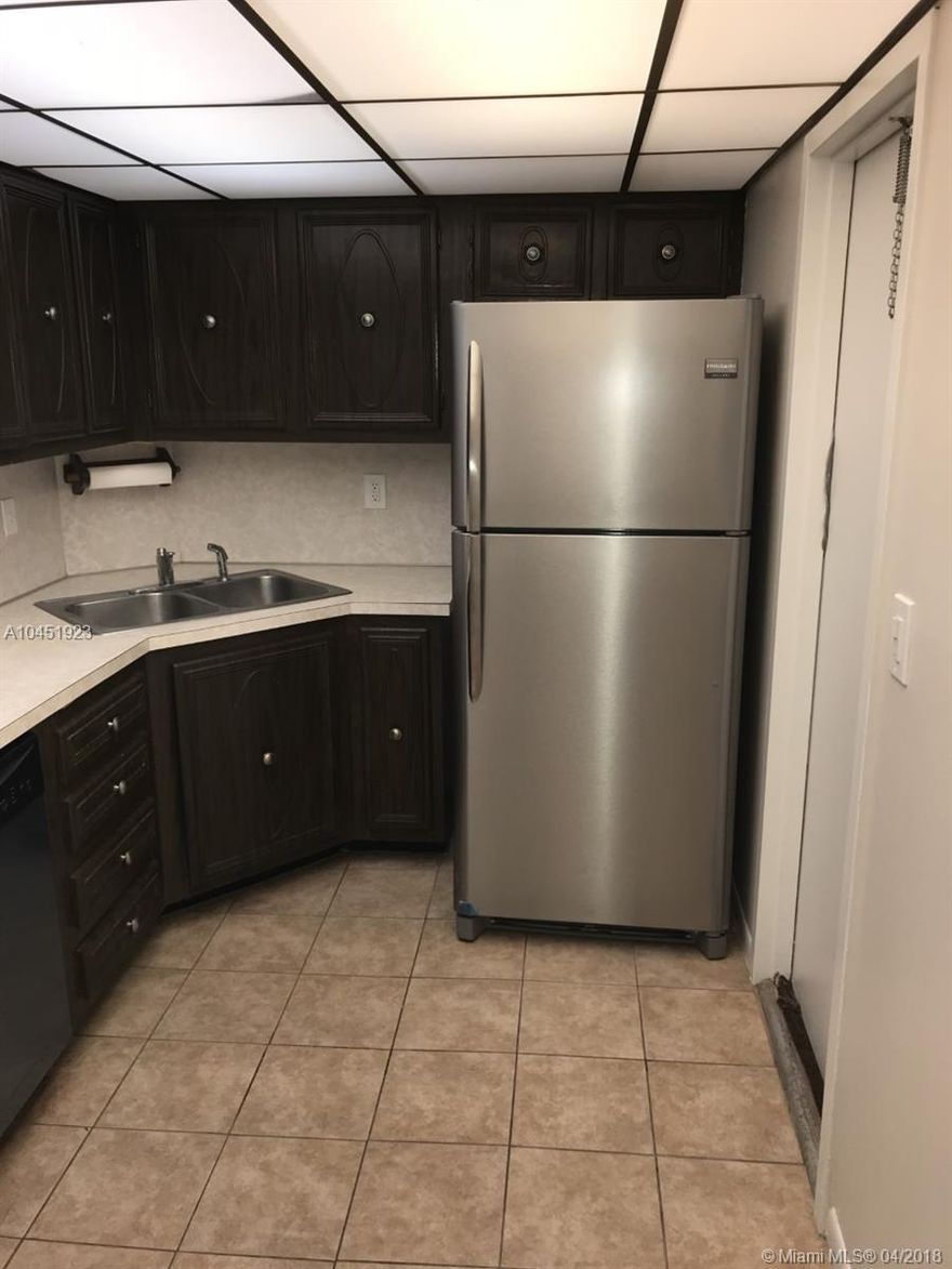 STUNNING 1/1 CONDO IN OAKLAND SHORES