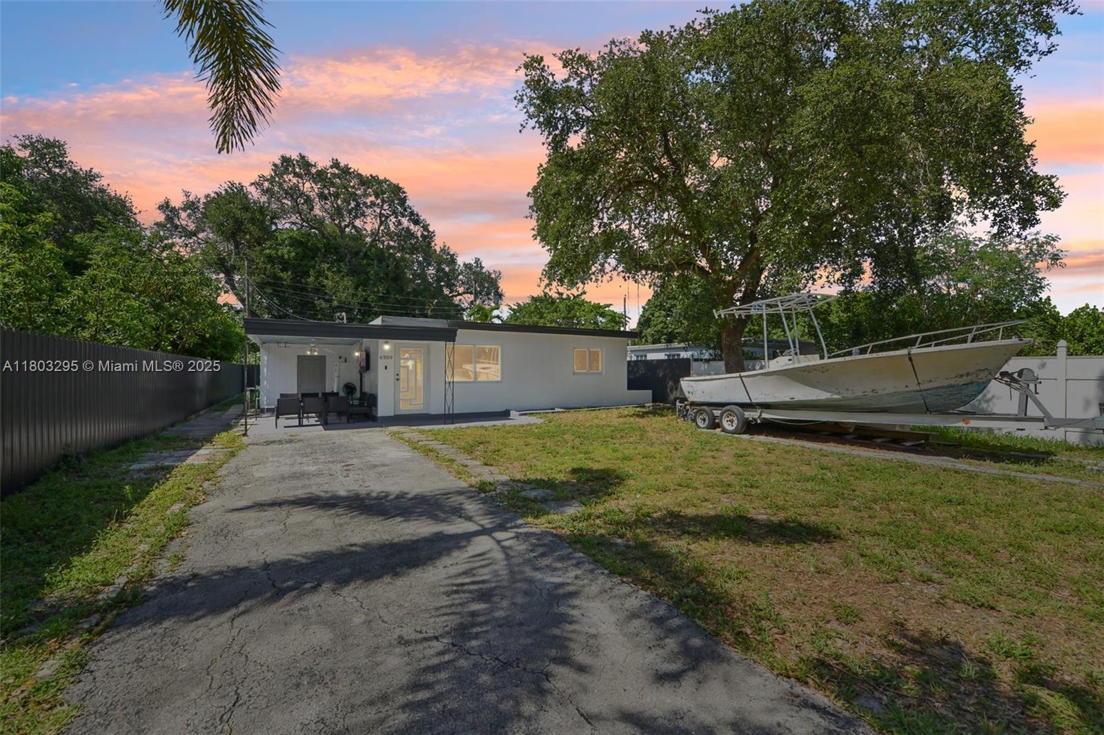 6309 Cleveland St, Hollywood, Broward County, Florida - 2 Bedrooms  
1 Bathrooms - 